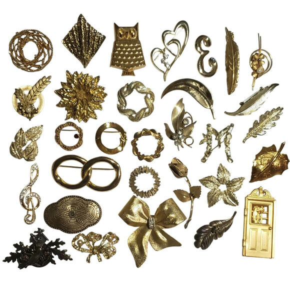 31 Brooches in Goldtones Some Signed Wearable Resale Bundle - Picture 1 of 1